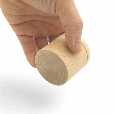 uždaryta 50 x 47 mm apvali tekinta medinė smulkmenų dėžutė su dangteliu