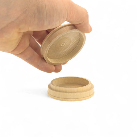 Atidaryta tekinta medinė dėžutė smulkmenoms 61 x 21 mm