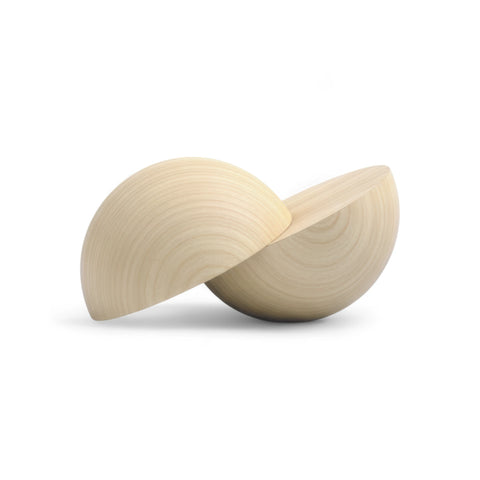 Nahaufnahme von 50 mm geteilten Holzkugeln mit sichtbarer Holzmaserung